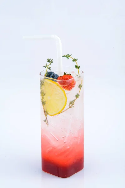 草莓苏达 白色背景下的夏季饮料 — 图库照片