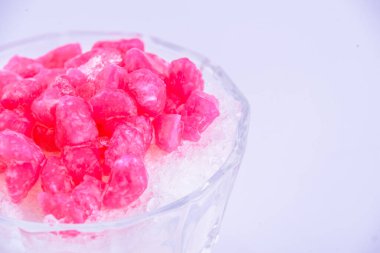 Tayland tatlısı. Bardakta şerbetli su kestanesi..