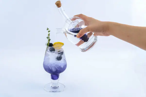 蓝莓汁白色背景下的夏季饮料 — 图库照片