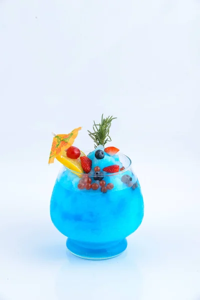 Soda Hawaii Azul Con Piña Bebida Para Verano Con Fondo Fotos de stock