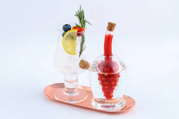 草莓汁 白色背景下的夏季饮料 — 图库照片
