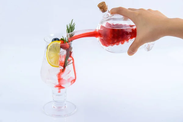 草莓汁 白色背景下的夏季饮料 — 图库照片