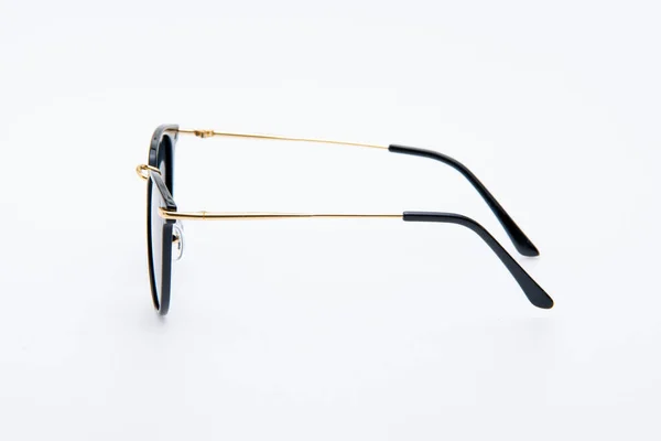 Moda Güneş Gözlükleri Beyaz Arkaplanda Siyah Altın Çerçeveler — Stok fotoğraf