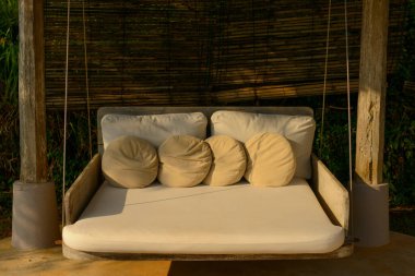 Samimi bir tarz. Bej yastıklar öğleden sonra kanepede evi dekore eder..