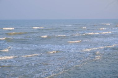 Akşamları deniz ve dalga..