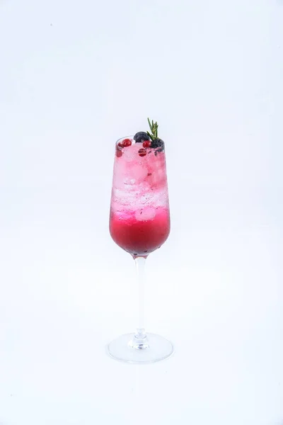 Yaz için içecek. Beyaz arkaplanda çilekli gazoz karıştır.