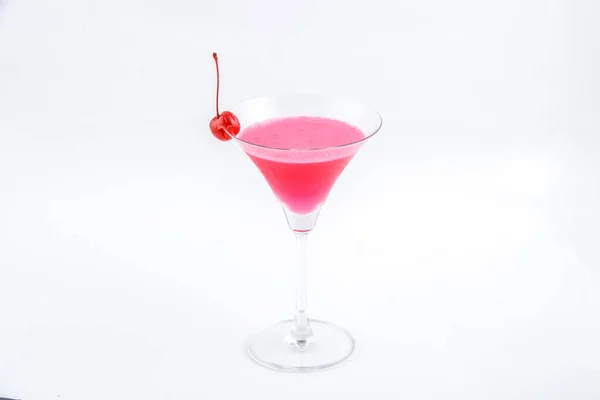 Cocktail Uma Bebida Refrescante Com Cerejas Copo Fundo Branco — Fotografia de Stock