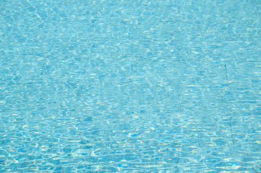 Tayland 'daki yüzme havuzunda mavi dalgalar.