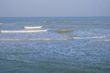 Romantik bir sahne. Akşamki sakin dalgalar.