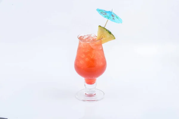 松果和草莓苏打 白色背景下的夏季饮料 — 图库照片