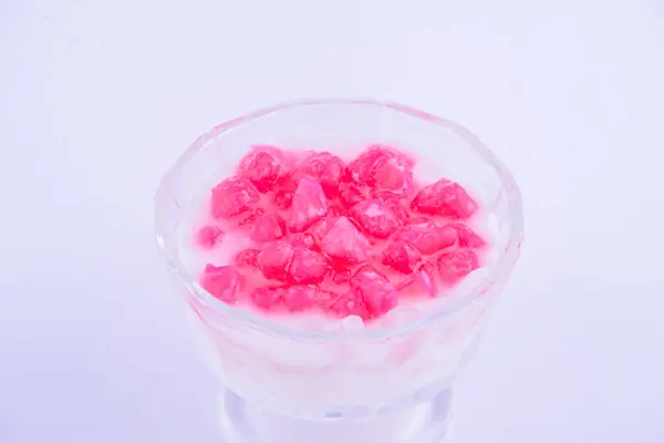 Popüler Tayland tatlıları. Bardakta şerbetli su kestanesi..