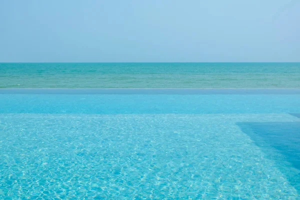 Tayland 'daki yüzme havuzunda mavi dalgalar.