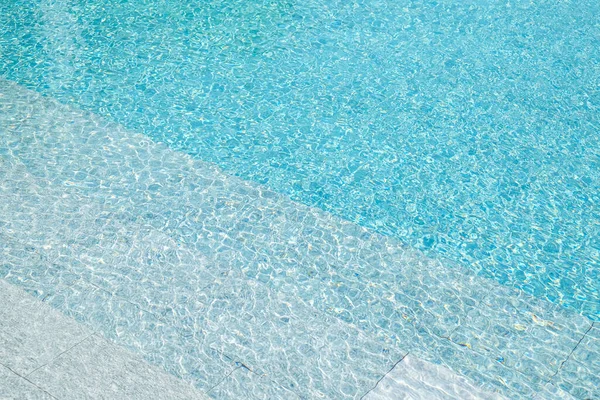 Tayland 'daki yüzme havuzunda mavi dalgalar.