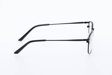 Moda güneş gözlüğü siyah çerçeveler beyaz arkaplanda.