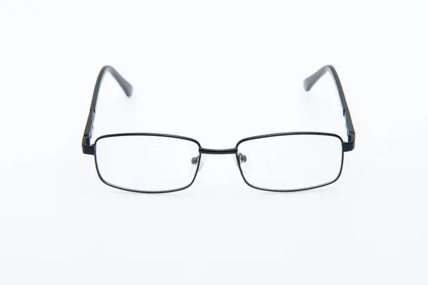 Moda güneş gözlüğü siyah çerçeveler beyaz arkaplanda.