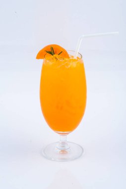 Portakal suyu. Beyaz arka planda yaz için içecek.