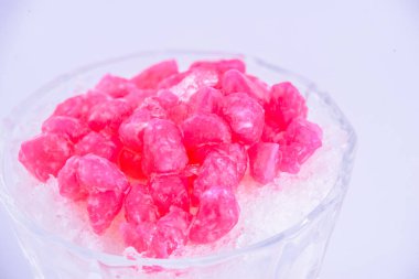 Tayland tatlısı. Bardakta şerbetli su kestanesi..