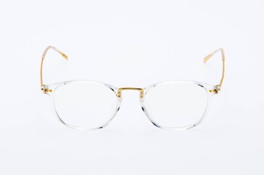 Moda gözlükleri beyaz arkaplanda berrak çerçeveler.