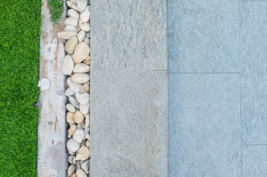 Yüzme havuzundaki kiremitler ve kayalar..