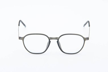 Retro gözlük tarzı. Moda güneş gözlüğü beyaz arkaplanda gri çerçeveler.