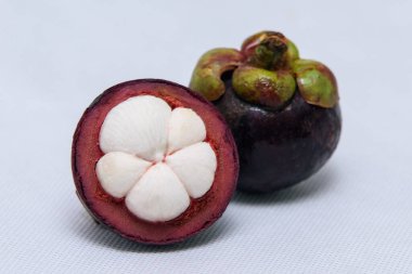 Meyve kraliçesi. Beyaz arka planda Mangosteen 'ler.
