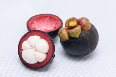 Meyve kraliçesi. Beyaz arka planda Mangosteen 'ler.