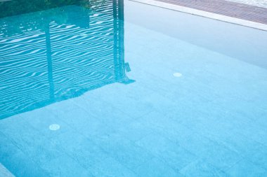 Yüzme havuzunda mavi kiremit dokusu.