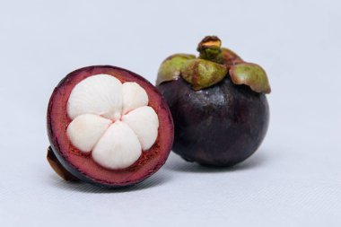 Meyve kraliçesi. Beyaz arka planda Mangosteen 'ler.
