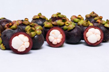 Meyve kraliçesi. Beyaz arka planda Mangosteen 'ler.
