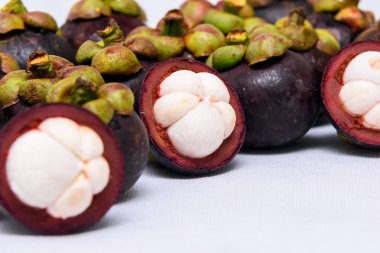 Meyve kraliçesi. Beyaz arka planda Mangosteen 'ler.