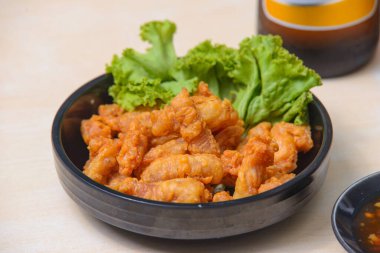 Tayland 'daki restoranda popüler atıştırmalıklar. Kızarmış tavuk tendonları.