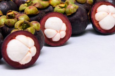 Meyve kraliçesi. Beyaz arka planda Mangosteen 'ler.