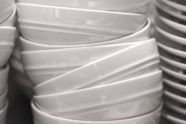 Kapatın. Kümelerdeki beyaz seramik kaseler.