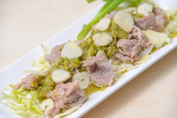 Tayland 'ın en sevdiği yemek. Beyaz tabakta domuz eti..