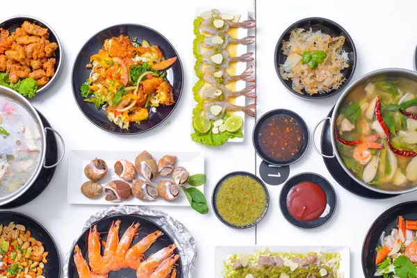 Tayland yemekleri beyaz masada. Akşam yemeği..