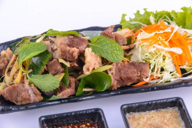 Siyah tabakta haşlanmış domuz eti..