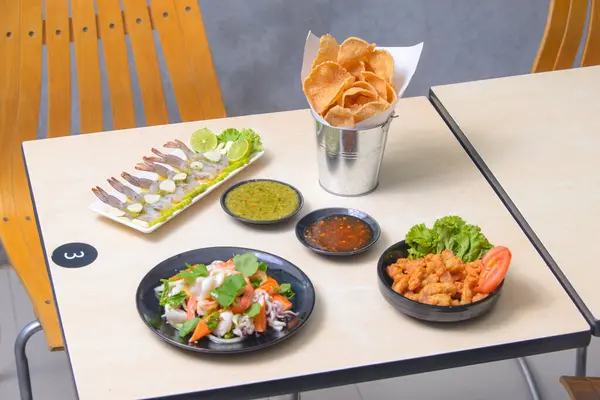 Tayland yemekleri beyaz masada. Akşam yemeği..