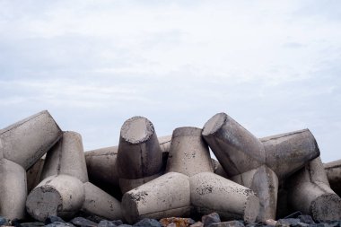 Bai da ong dia plajı, plajda tetrapodlarla, mavi gökyüzüne karşı Mui Ne, Vietnam.