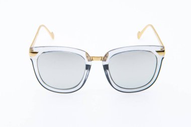 Moda gözlükleri beyaz arkaplanda berrak çerçeveler.