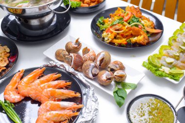 Tayland yemekleri beyaz masada. Akşam yemeği..