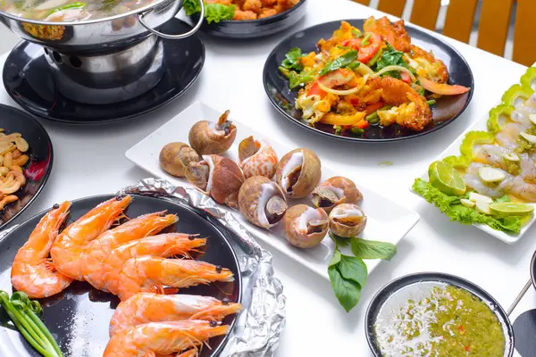 Tayland yemekleri beyaz masada. Akşam yemeği..