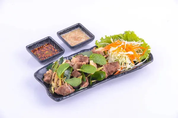 Siyah tabakta haşlanmış domuz eti..