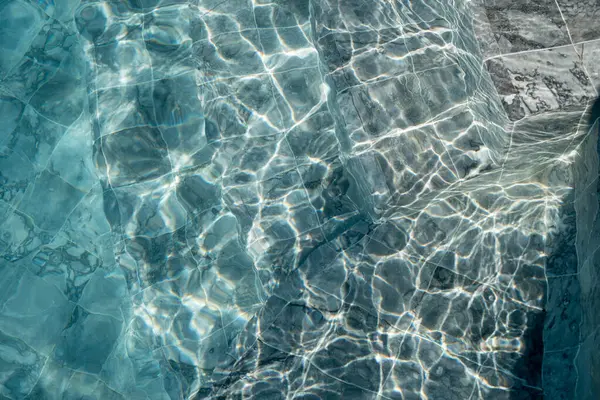 Yüzme havuzunda mavi kiremit dokusu.