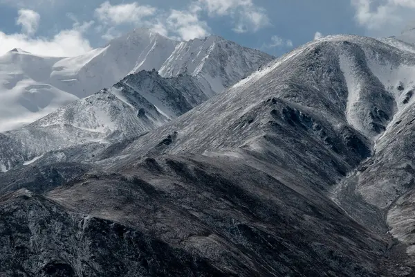 Leh ladakh 'daki kar dağının manzarası.