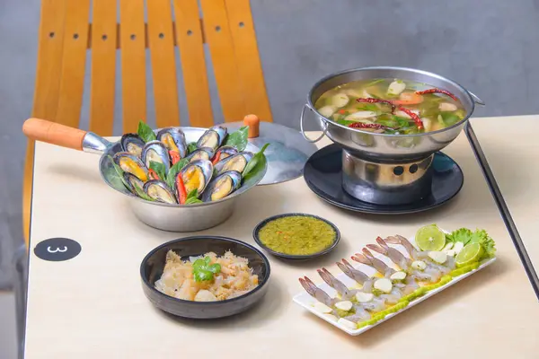 Tayland yemekleri beyaz masada. Akşam yemeği..