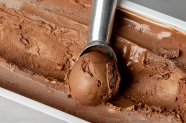 Konteynırdan alınmış çikolatalı dondurma..