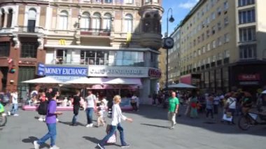 Viyana, Avusturya - 25 Temmuz 2023: Eski kasaba Stephansplatz, turist yürüyüşü 