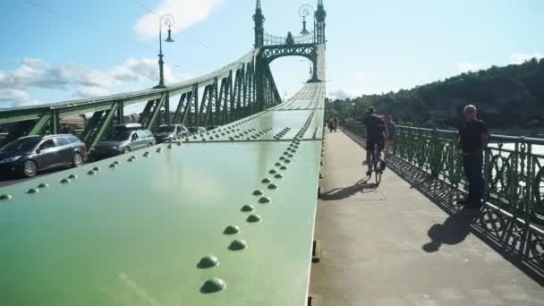 Budapest Hungary July 2023 Chain Bridge Szchenyi Lnchd Tourist — Stock Video