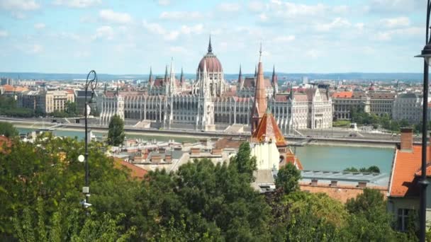 ブダペスト ハンガリー 2023 フィッシャーマンズベースからの議会 ハルシュテヤ 観光ウォーキング — ストック動画