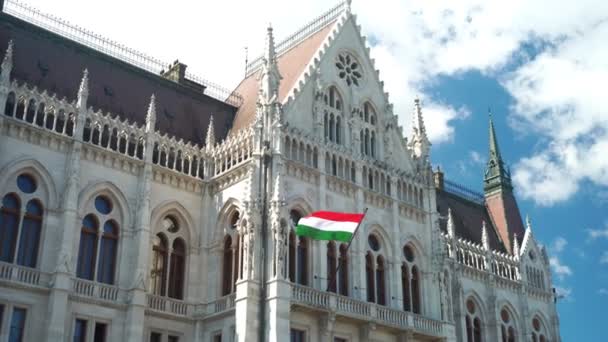 Budapest Ungern Juli 2023 Ungerns Flagga Budapests Parlament Orszghz Turist — Stockvideo